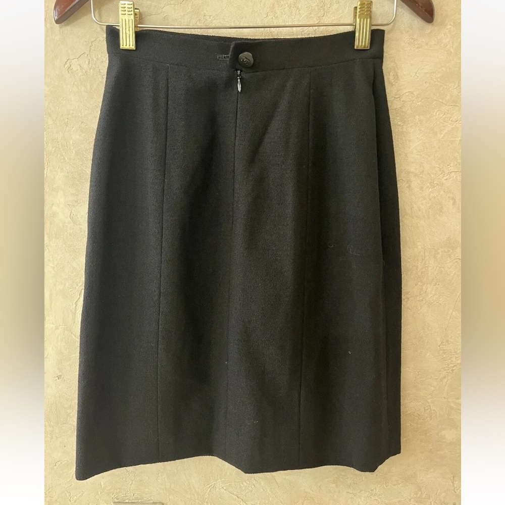 Authentic New Chanel Boutique Women’s Skirt Black Size 36 US Size 2